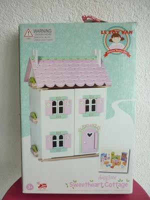 Le Toy Van Puppenhaus Sweetheart Cottage mit Möbeln - komplett - Bild 1 von 4