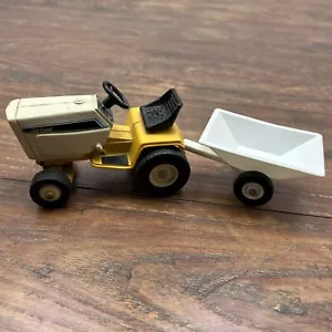 VTG Ertl 1:16 International Cub Cadet 682 Lawn & Garden Tractor w/ Trailer Cart - Picture 1 of 14