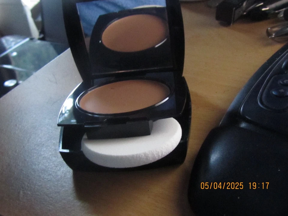 Avon True Flawless Ultramattte Cream to Powder Foundation- Soft Honey - Image 1 of 1