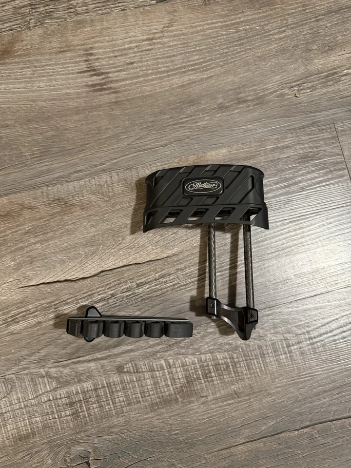 Mathews Quiver LowPro Fixed 2 Piece 6 Arrow Quiver Right Hand - Black - Image 1 of 4