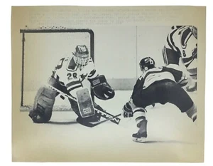 Vintage AP Wire LEAFDESK Press Photo Pic 88 BRUINS-DEVILS LINESMAN PLAYOFF GOAL - Picture 1 of 3