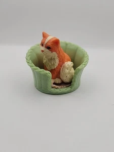 Fisher Price Love Family figura gato naranja en cesta verde - Imagen 1 de 9