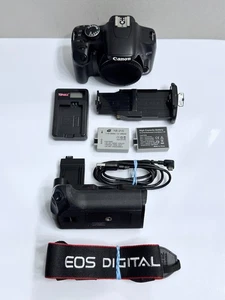 Digitalkamera Canon EOS 450D / 12.2 MP SLR / Live View mit Batteriegriff - Bild 1 von 7