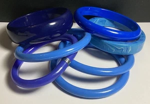 VINTAGE RETRO SET MIT SIEBEN BLAUEN PLEXIGLAS & KUNSTSTOFF ARMREIF ARMBÄNDERN STANDARDGRÖSSE  - Bild 1 von 7
