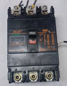 Fuji EA203B 200 Amp Disyuntor, 200 Amp Interruptor Automático, 3 Polos 600v. - Imagen 1 de 1