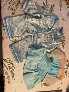 2 American Girl Puppen mit Etikett Outfits - Bild 1 von 15