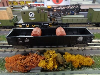 Lionel Black 6462 NYC Gondola Type V..with 2 Wooden Barrels..Excellent condition - Image 1 of 4