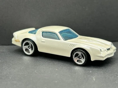 Tarjeta Hot Wheels 1995 azul/blanco #504 Camaro Z-28 blanca con ruedas cromadas de 3 radios Foto 1 de 2