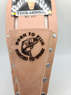 КОЖАНАЯ КОБУРА ДЛЯ РЫБОЛОВНЫХ ПЛОСКОГУБЦЕВ CLC. Травление с форелью РОЖДЕНО ДЛЯ РЫБЫ ВЫНУЖДЕНО РАБОТАТЬ - Изображение 1 из 4