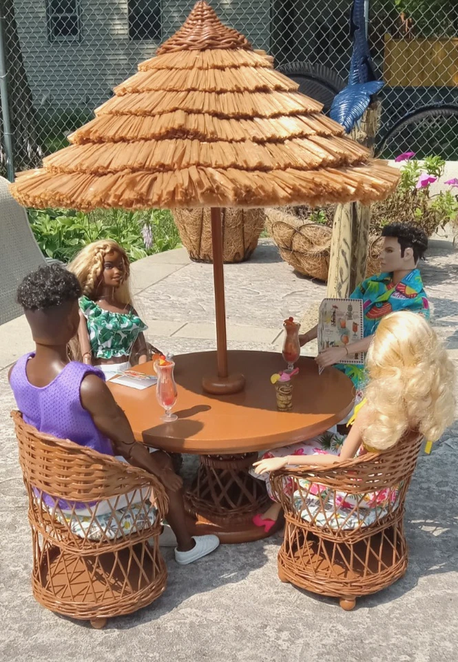 Juego de patio Tiki escala 1:6 único en su clase, piscina, comedor, muebles de exterior para muñecas de moda Foto 1 de 4
