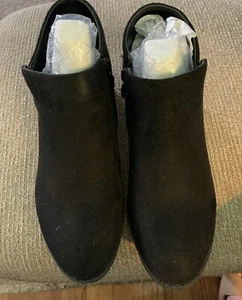 Woman’s Flocked J.G. Ankle Bootie Heels Black Sz 7 1/2 Zippered 1.5” Heel New - Picture 1 of 9