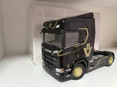 PremiumClass XXs Scania V8 1:18 - Image 1 of 4