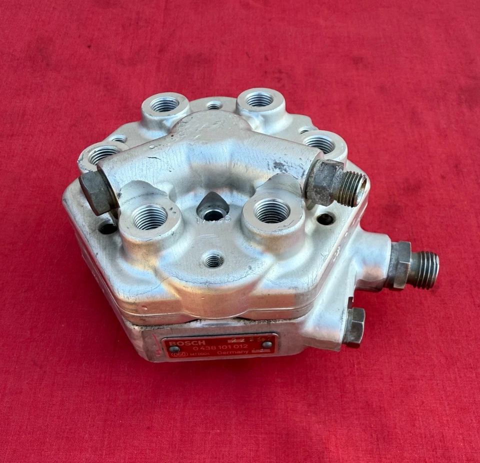 GENUINE BOSCH Fuel Distributor 1986-93 MERCEDES-BENZ W124 W126 W201 2.6L 3.0L I6 - Image 1 of 4