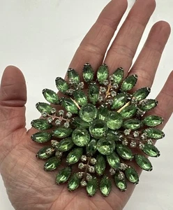 Splendida spilla con strass verdi da 4" rotonda, 5 livelli - Foto 1 di 6