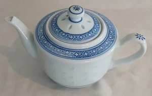 Blue & White Porcelain Chinese Rice Pattern Teapot 6.5" Spout To Handle Vintage - Picture 1 of 24