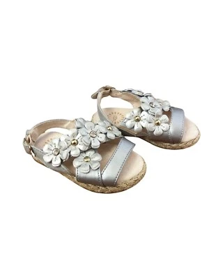 Sandalias planas plateadas brillantes UGG Shoes Allairey talla 6 niño pequeño Foto 1 de 4