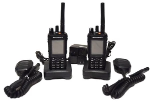 Pair Motorola R7 UHF Two-Way Radio AAH06RDN9RA1AN w/RM780 Mic & Charger - Zdjęcie 1 z 16