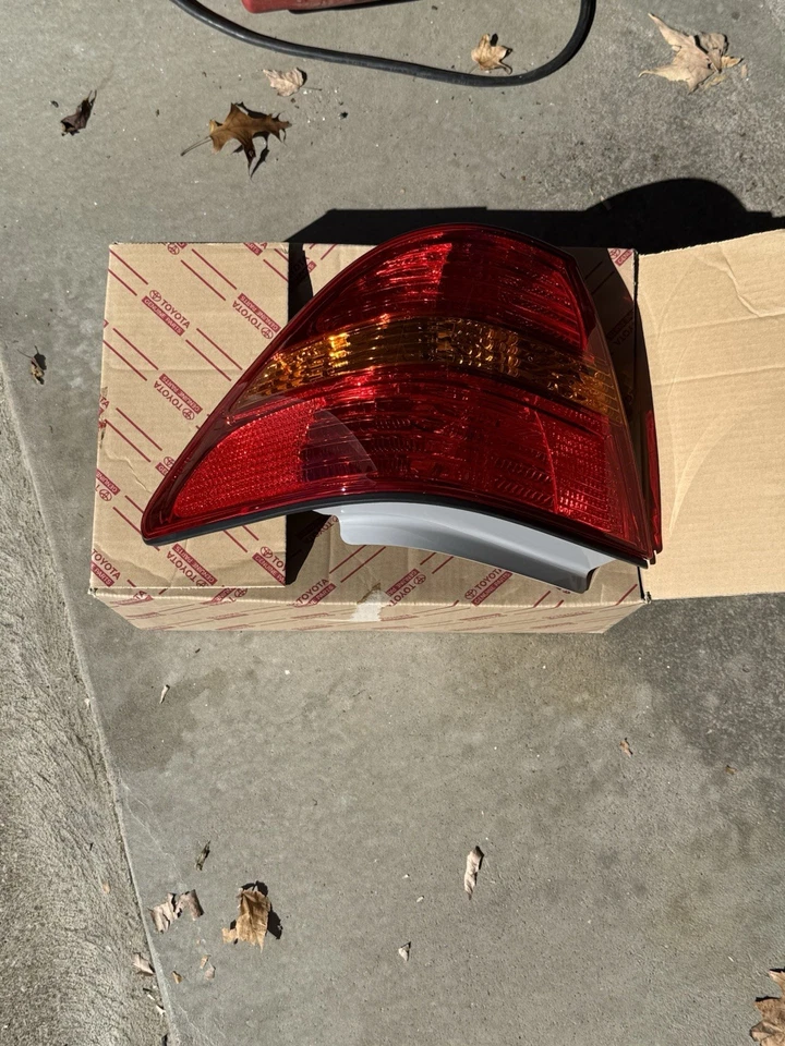 LEXUS 原始设备制造商 工厂驱动器 后置尾灯镜头 2001 - 2003 LS430 81561-50100 — 第 1/4 张图片