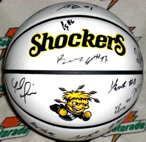 SQUADRA WICHITA STATE SHOCKERS 2025 FIRMATA F/Sz PANNELLO BIANCO LOGO BASKET - Foto 1 di 6