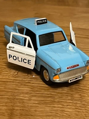 Coche de policía saico ford anglia DP5411 1.32 diecast liberación trasera Foto 1 de 4
