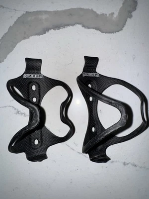 Jaula para botellas de agua con mandíbula Arundel onda 3K carbono mate Foto 1 de 3