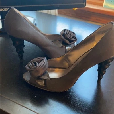 Bisou Bisou size 8 Twisted Flower Heel Black New - Image 1 of 2