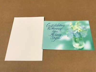 Nueva tarjeta de graduación de escuela de enfermería Hallmark con sobre Foto 1 de 3