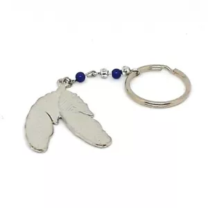 Silberfarbener Schlüsselanhänger Charm mit Federdesign und farbigen Anhängern - Bild 1 von 4