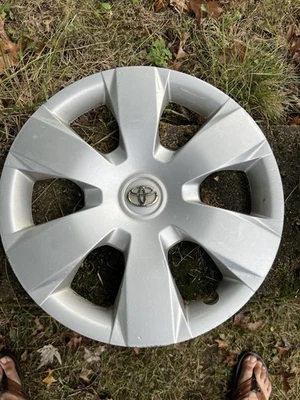 decent with scratches 07 08 09 10 11 TOYOTA CAMRY 16'' wheel cover hub cap 61137 - Image 1 of 4