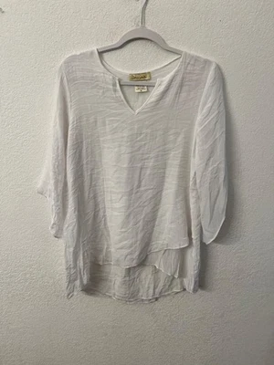 Davina White Crinkle V 领不对称下摆衬衫,尺寸 M — 第 1/4 张图片