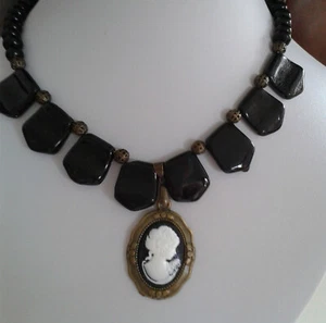 Halskette  aus antiken schwarzen Perlen und Medaillon 46+4 cm - Bild 1 von 5