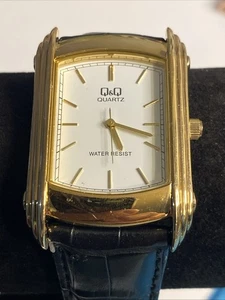 New Q&Q by Citizen Gold Tone Men's Watch Tanked White Dial New Battery - Picture 1 of 10