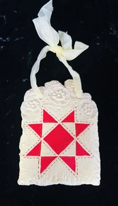 Vintage Clay Ceramic Quilt Ornament Ohio Star / Variable Star Pattern Red Cream - Foto 1 di 3