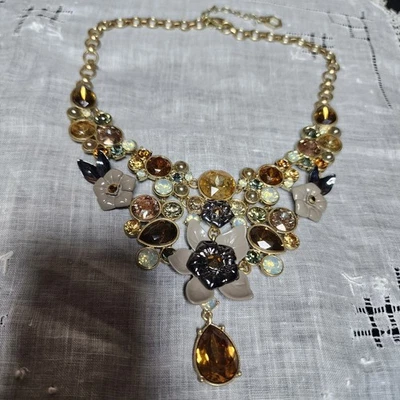 Collar Vera Wang Estrás Tono Dorado Declaración Cascada Esmalte 19" Floral Foto 1 de 4