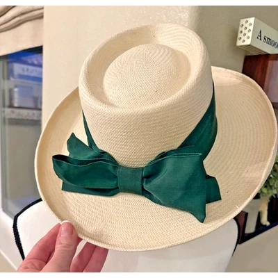 Chapéu Michelle McGann by Sonni com laço de fita verde - Imagem 1 de 4