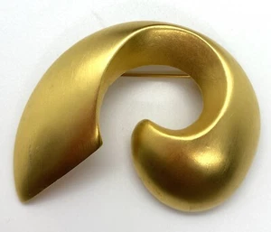Broche prendedor cinta remolino grande grueso vintage mate tono dorado abstracto modernista - Imagen 1 de 7