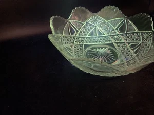 Vintage Bonboniere aus geschliffenem Glas mit überbackenem Sägezahn 6 Zoll Tiefe x 2,5 Zoll Höhe Mangan leuchtend. 32h - Bild 1 von 5