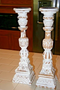 Juego de 2 candelabros de pilar de madera lavada blanca tallada a mano Hosley de colección - usados - Imagen 1 de 6