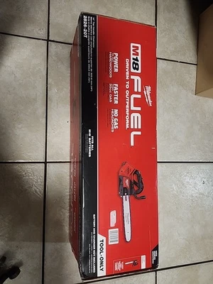 "Motosierra Milwaukee 2826-20T M18 combustible 18 voltios 14"" mango superior (solo herramienta) nueva" Foto 1 de 4