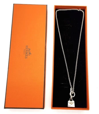 Auténtico Collar Colgante Amuleto Hermès Kelly Plata de Ley Ag925 con Caja SK040053 Foto 1 de 4