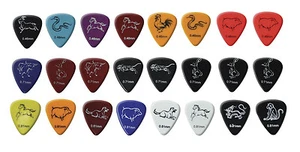 Un paquete de 24 púas/plectrums de guitarra de colores con temática animal surtidos  - Imagen 1 de 1