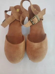 White Mountain Cherub Light Brown Buckle Closed Toe Block Heel Sz. 7.5M - Picture 1 of 8