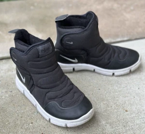 NIKE Novice LITTLE BOYS/GIRLS Gr. 13,5 Unisex Kinder Stiefel Sneaker Schwarz/Weiß - Bild 1 von 7