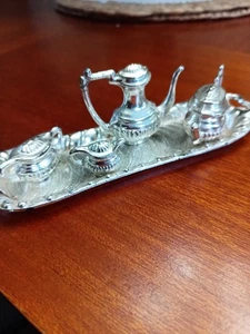 Juego de té miniatura para casa de muñecas bandeja plateada tetera crema azúcar café ornamentado vintage - Imagen 1 de 2