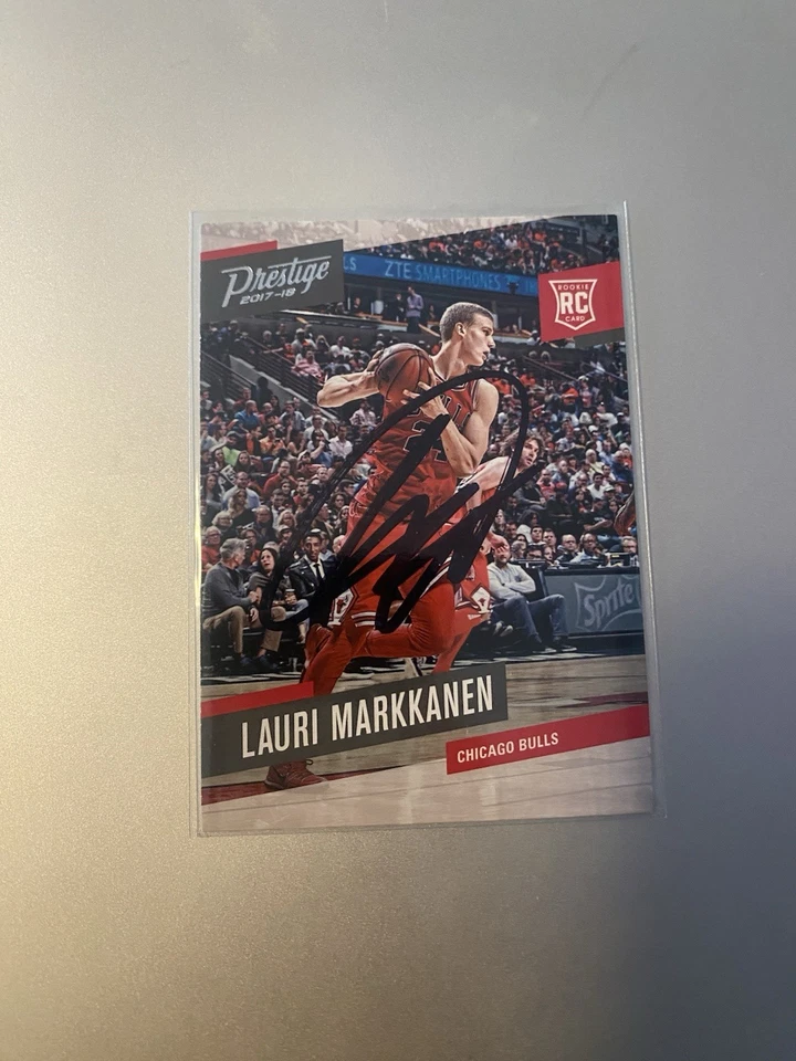 Tarjeta coleccionable de baloncesto de la NBA autografiada por Lauri Markkanen RC Foto 1 de 1