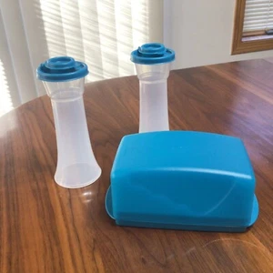 TUPPERWARE Reloj de Arena SAL Y PIMIENTA + PLATO GRANDE DE MANTEQUILLA - AZUL PAVO REAL - Imagen 1 de 4