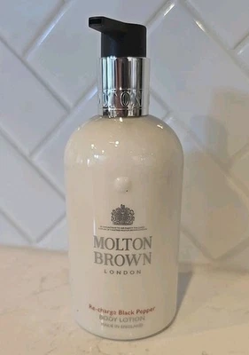 Loción para manos Molton Brown London lima y pachulí 300 ml/10 oz Foto 1 de 4