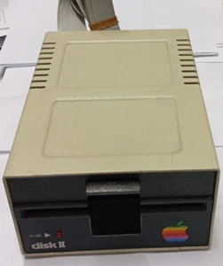 APPLE II: LETTORE FLOPPY 5" 1/4 825-0109-A A2M0003 - FUNZIONANTE, VINTAGE! - Zdjęcie 1 z 5