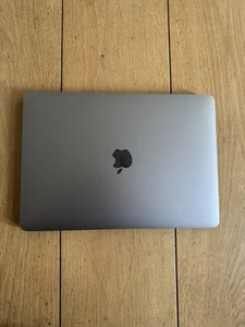 MacBook Pro M2 avec L’office Gratuit (World, PowerPoint, ect…) - Photo 1/4