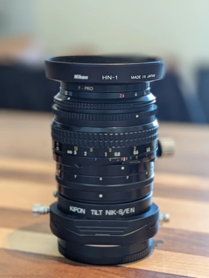 Nikon PC-Nikkor 35mm F2.8 con Capucha NH-1 y Adaptador de Inclinación Kipon  Foto 1 de 4